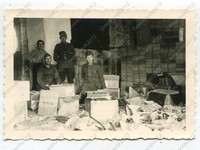 Foto, Soldaten im Lagerhaus am Porto di Santa Lucia, Neapel, Italien, 0639