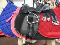 Shettysattel Komplettset,Schabrake in 4 Farben erhältlich,auch für Holzpferde