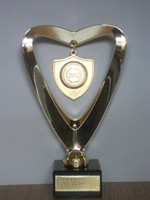 Geburtstags-Pokal mit aktuellem Jahres-Emblem und Wunschgravur (Herz)