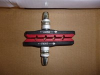 1 Paar V-Brake Bremsschuhe  schwarz/rot asymmetrisch