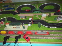 Modelleisenbahn Eisenbahn Digital H0 + Rennbahn auf einer Platte Komplettanlage