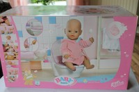 ZAPF CREATION Baby Born Puppe + Toilette + Bademantel + Windel NEU & OVP