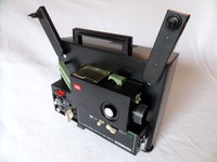 Super 8 Projektor "ELMO SOUND ST-800 Magnetic & Optical". Wenig gelaufen.