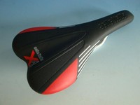 R226: Selle Italia X1 Fahrrad Sattel weiss schwarz rot