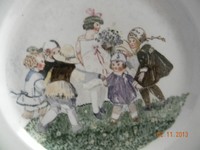 Wunderschöner alter Wandteller   " Spielende Kinder "  Durchmesser  ca. 30 cm