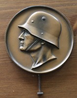 Original Aufsteller / Plakette deutscher Soldat mit Stahlhelm   2.WK