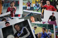 14 großormatige Fußballautogramme bekannter Spieler - Größe 30 x 20 cm