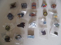 20 Football Pins z.B. Blu Devils  alle Neu siehe auch Fotos