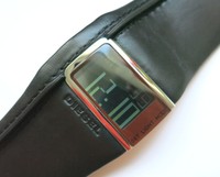 DZ7033 - Diesel Uhr mit schwarzem Lederband  - Digital - Neu ungetragen 