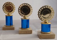 3D Pokale-Ständer, 3er Serie blau-gold, 49 Sportarten zur Auswahl, inkl. Gravur