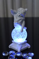 Deko Engel mit LED Glaskugel Farbwechsel Skulptur Engelchen Blumen