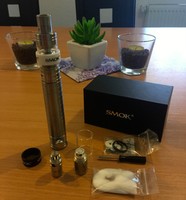 Mechanischer Akkuträger mit Smok TFV4 Mini und Zubehör.