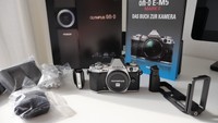 Olympus D OM-D E-M5 Mark II 16.0MP  Silber  + Zubehörpaket  +Buch +Handgriff