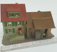 Wohnhaus mit anliegender Scheune H0