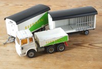 Siku 3722 Zugmaschine mit 2 Zirkusanhängern Sarrasani bespielt