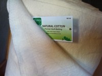 aus USA:  reines Baumwoll-Volumenvlies,  natur, Meterw, 244 cm breit (€ 15,50/m)