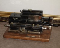 DACHBODENFUND URALTE RECHENMASCHINE CALCULATOR TRIUMPHATOR MÖLKAU LEIPZIG TOP