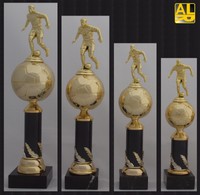 4er Serie Pokale Pokal Fußball mit Figur und Ball - inkl.Gravuren