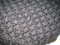 trendiger schwarzer Strickschal - popcorn muster 