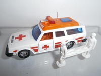 Matchbox Superkings K96 Volvo 245DL Ambulance mit Sanitäter & Trage UNBESPIELT!!