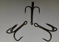 50 Markendrillinge / Drillinge brüniert, Größe 1, sehr scharf, verschweißt 