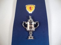 Scottish FA Cup "Pokal Pin" Badge Cup Trophy Hibernian Edinburgh