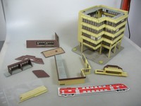 AJ475-2# Kibri H0 Wohn-/Geschäftshaus-Modell: Reisebüro Flux+Restaurant