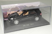 Altaya 1:43  Mercedes-Benz  ML 500 (W 164) 2005 schwarz in PC-Box VP(E9837)