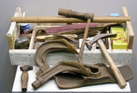 altes Schusterwerkzeug / Schuhmacher / Schuster / Werkzeug / Werkzeugkasten