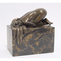 Bronzefigur Skulptur Motiv: Frau liegend Akt auf Marmorsockel bronze 13 cm