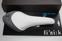 Fizik Arione Tri 2 Sattel Carbon Kium weiß-grau