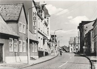 AK Ribnitz-Damgarten 1968 Schillerstraße mit Hotel