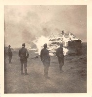 Deutsche Soldaten an brennende Haus Smolensk Russland Ostfront