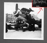 Orig. Foto Jabo Flugzeug Me 109 des JG 5 + Bombe mit Spruch + Finnland Norwegen 