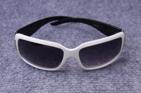  GROSSE SONNENBRILLE RAHMEN WEISS BÜGEL SCHWARZ GLÄSER GRAU