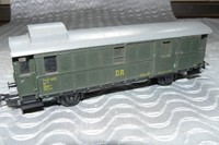 793: Piko 2 achsiger Personenwagen gut H0          