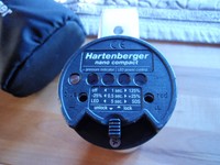 Hartenberger nano compact mit Offshore Ladegerät und Neoprenschutz
