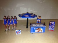 DEKO für Carrera - Schöller  Eis-Stand mit Figuren, Sonnenschirm u. Zubehör