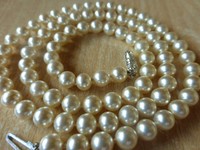 Schöne, lange Perlenkette, doppelgeknottet m. schönem Verschl., Gew. 40,32 Gramm