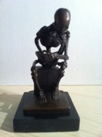 Der Denker*Kunst*Bronzefigur*Skulptur*Marmorplatte*Schreibtischskulptur*Skelett*