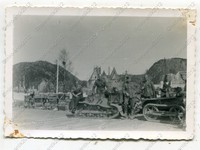 Foto, Wehrmacht mit Schlepper Renault UE im Raum Steinkjer Norwegen, (SW)0607
