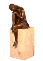 BRONZE FIGUR SKULPTUR DIE TRÄUMENDE DAME FRAU AUF MARMORSOCKEL