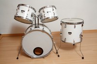 Weißes PEARL Schlagzeug (Kesselsatz) mit tollem Vintage Sound-Sehr gut erhalten