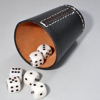 2 Würfelbecher / Knobelbecher aus schwarzen Leder mit 12 Würfel, Spiele Frobis