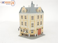 E7O173 Kibri H0 Wohnhaus Stadthaus Eckhaus in Sanierung mit Figuren