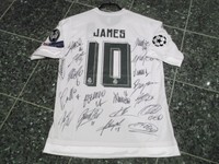 REAL MADRID "JAMES" TRIKOT; TEAM HANDSIGNIERT 2016