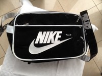 NIKE Schultertasche schwarz Lack - NEU mit Etikett!!! Umhängetasche Shoulder Bag