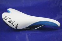Sattel Fizik Aliante Gamma Kium   weiß-blau 255g