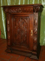 Kommode mit Löwenköpfen  !!!  Nr. 3396