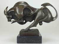 Bronzefigur Bronze Bronzestier Stier im Lauf Abstrakt Modern Art Marmorsockel